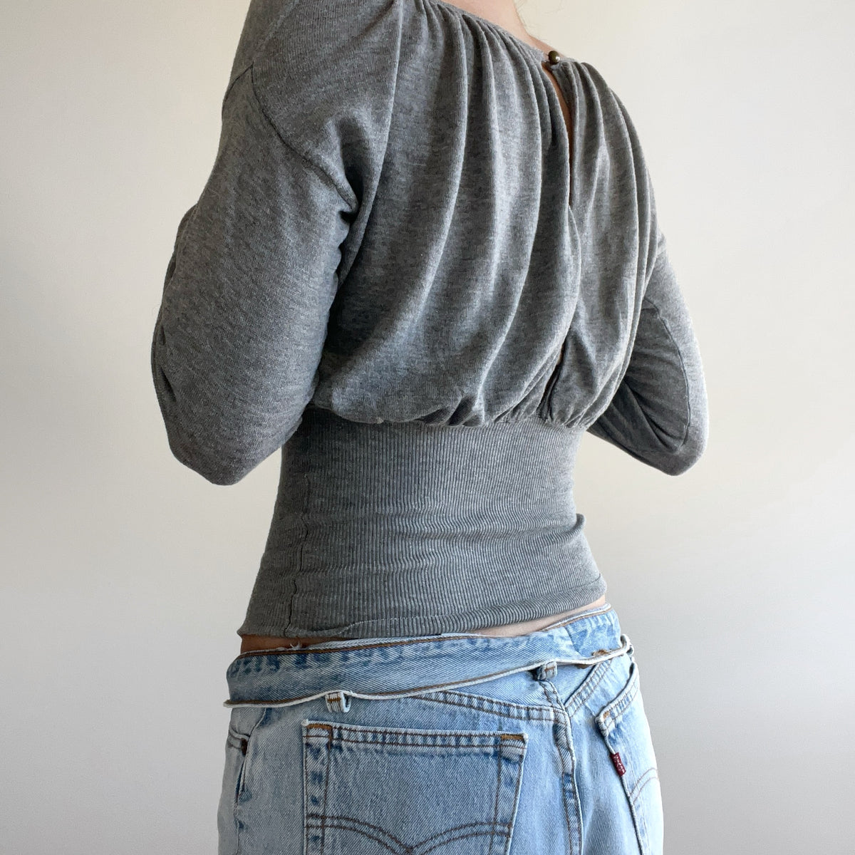 GREY KEYHOLE TOP