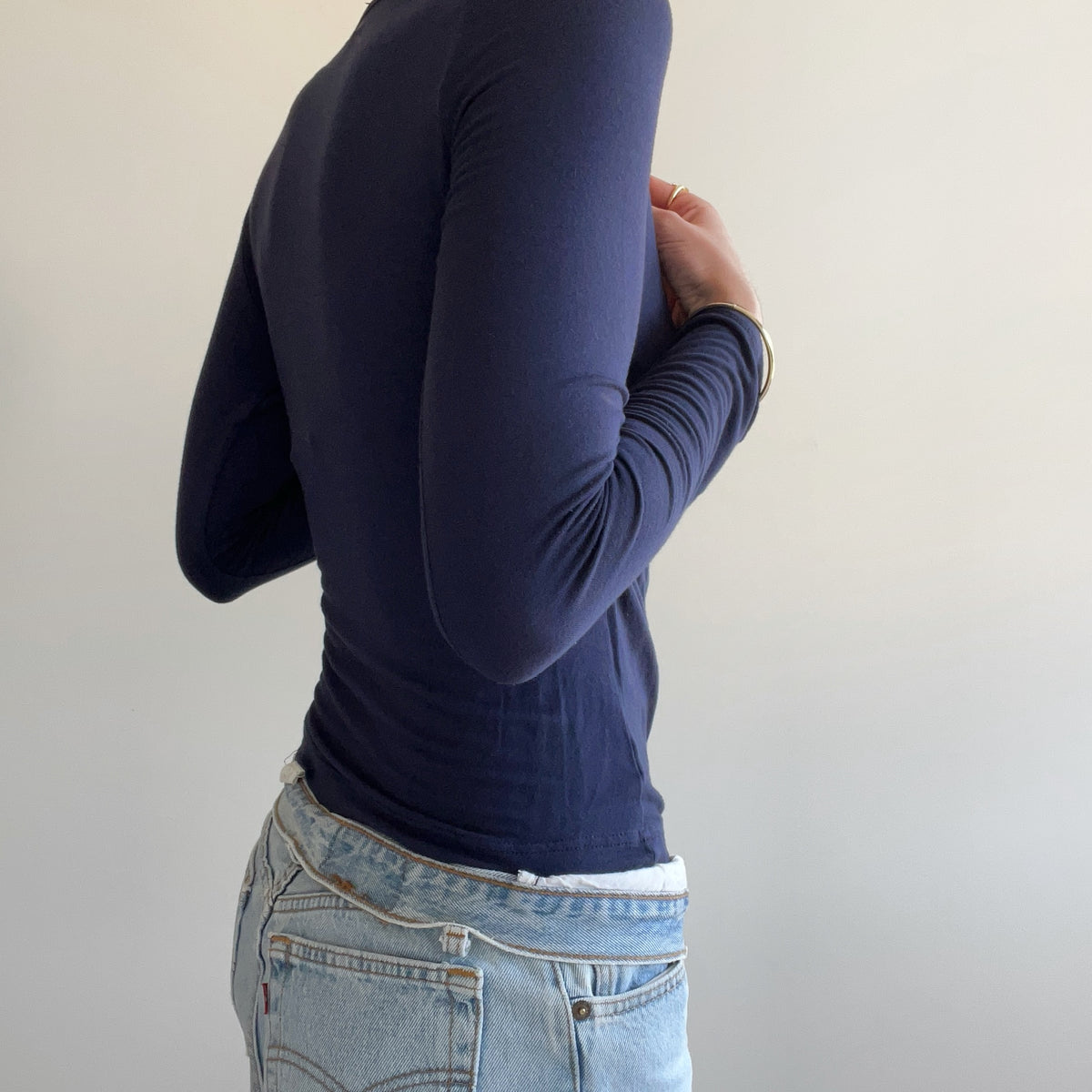 NAVY WRAP TOP