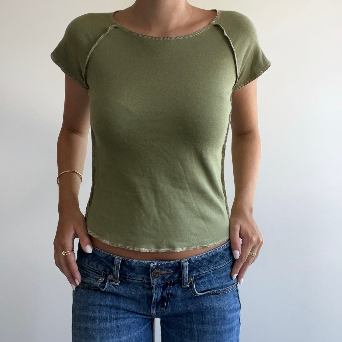 CONTRAST STITCH TEE