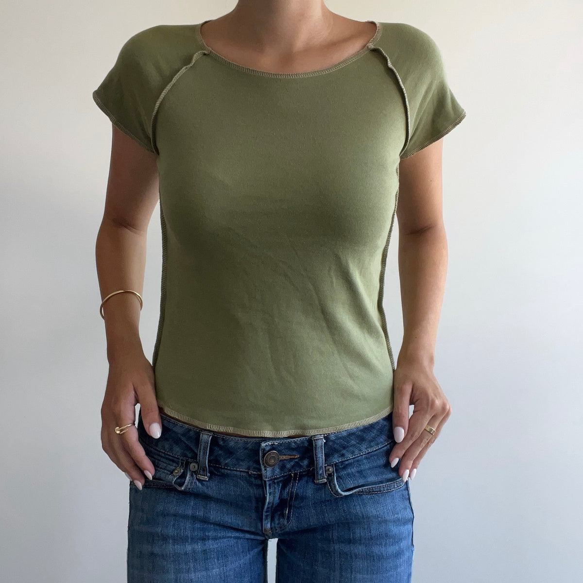 CONTRAST STITCH TEE