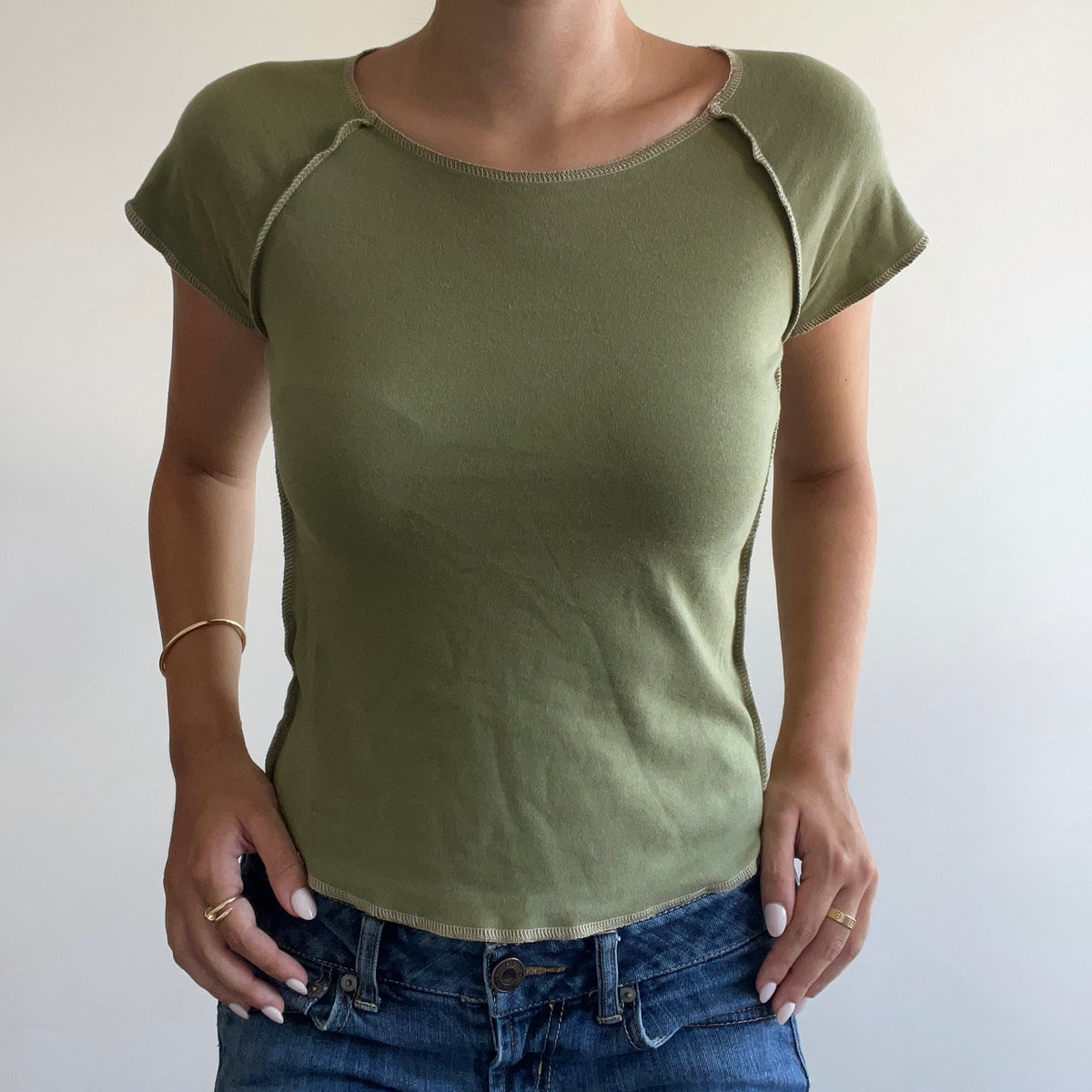 CONTRAST STITCH TEE