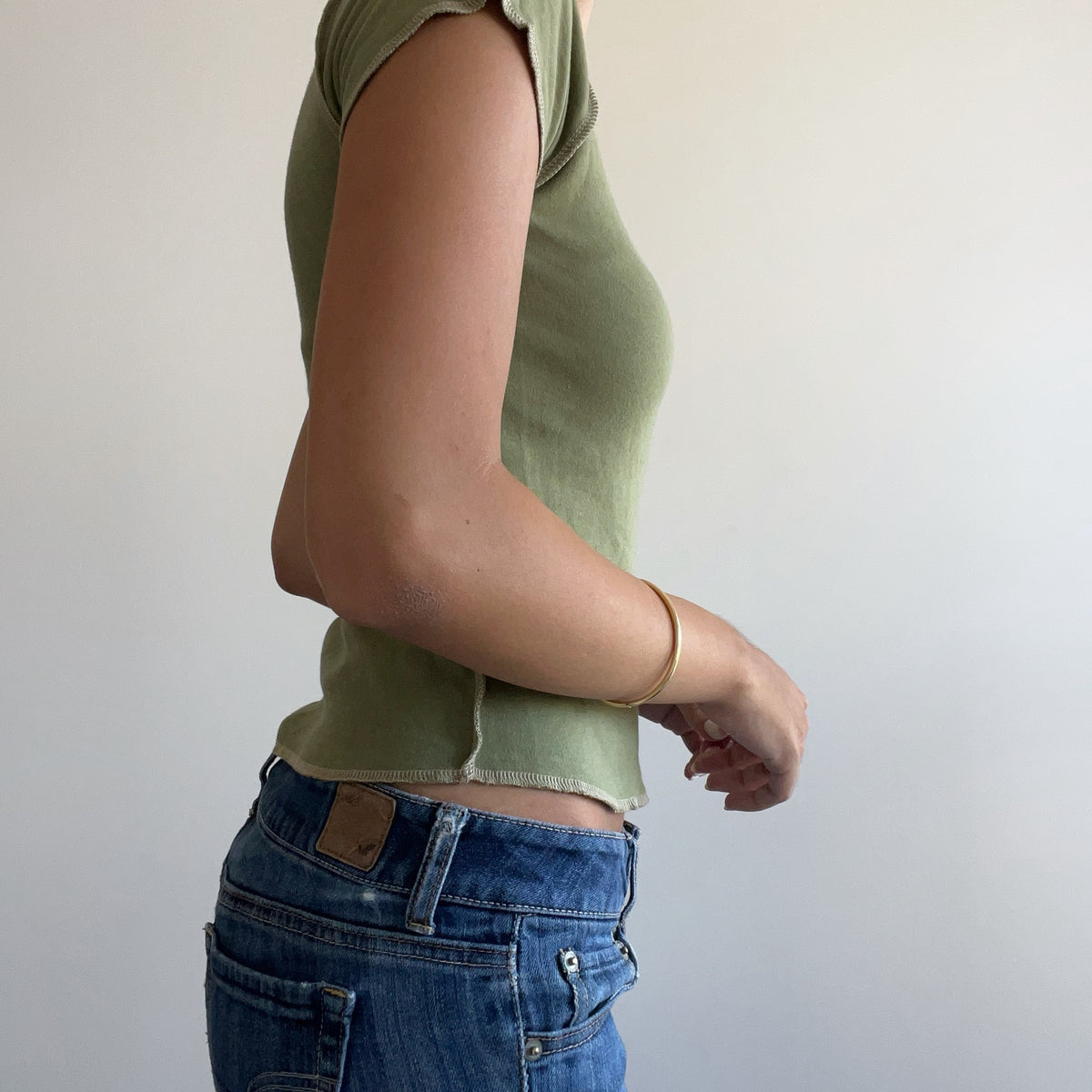 CONTRAST STITCH TEE