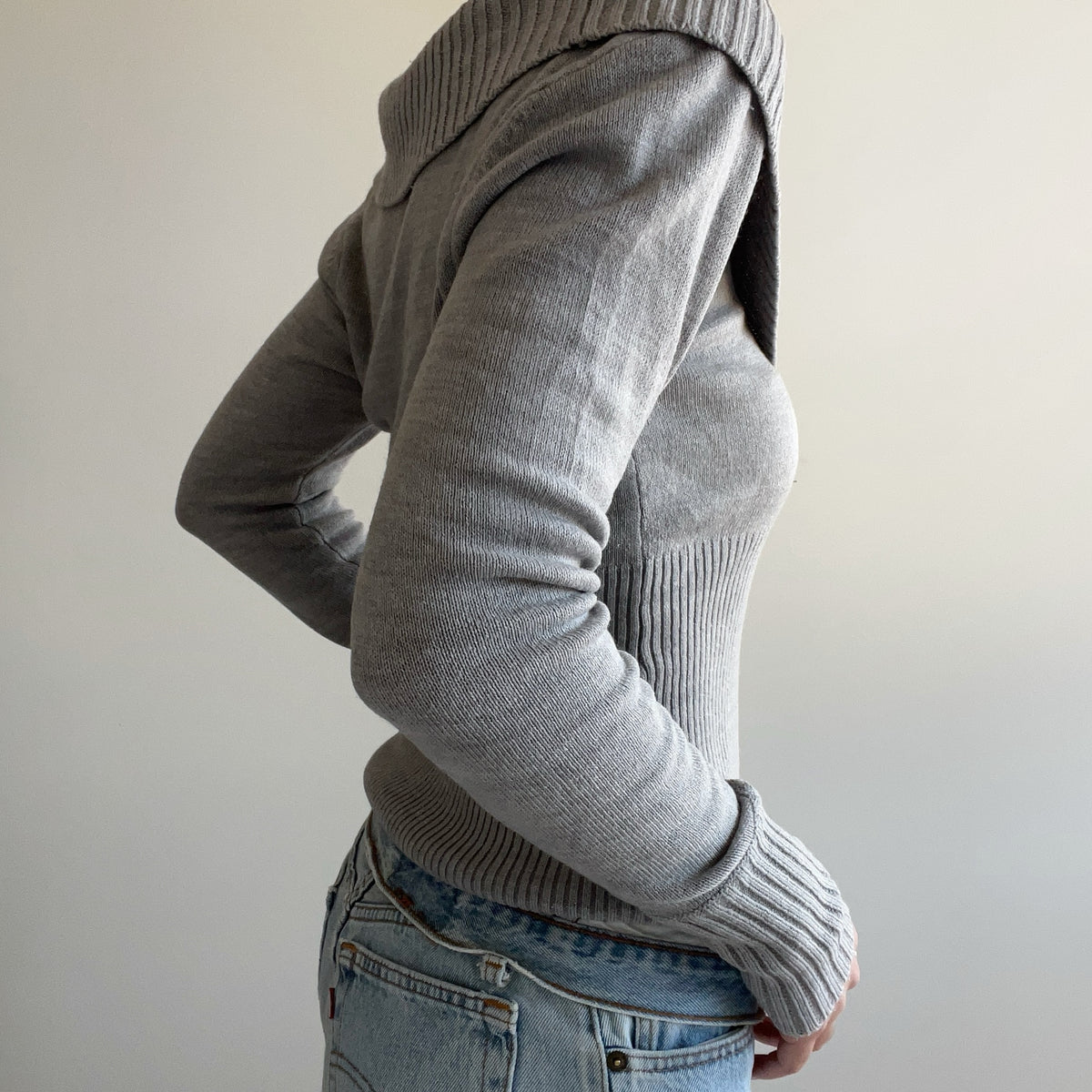 GREY WRAP BUTTON KNIT