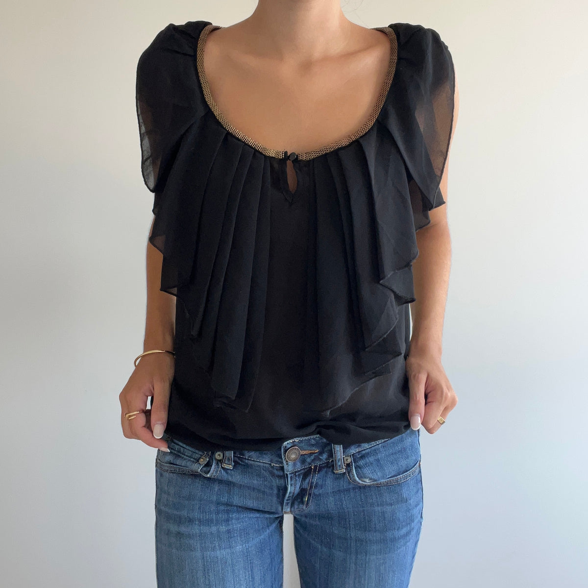 BLACK RUFFLE SLEEVE TOP