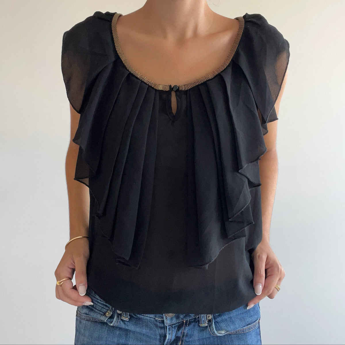 BLACK RUFFLE SLEEVE TOP