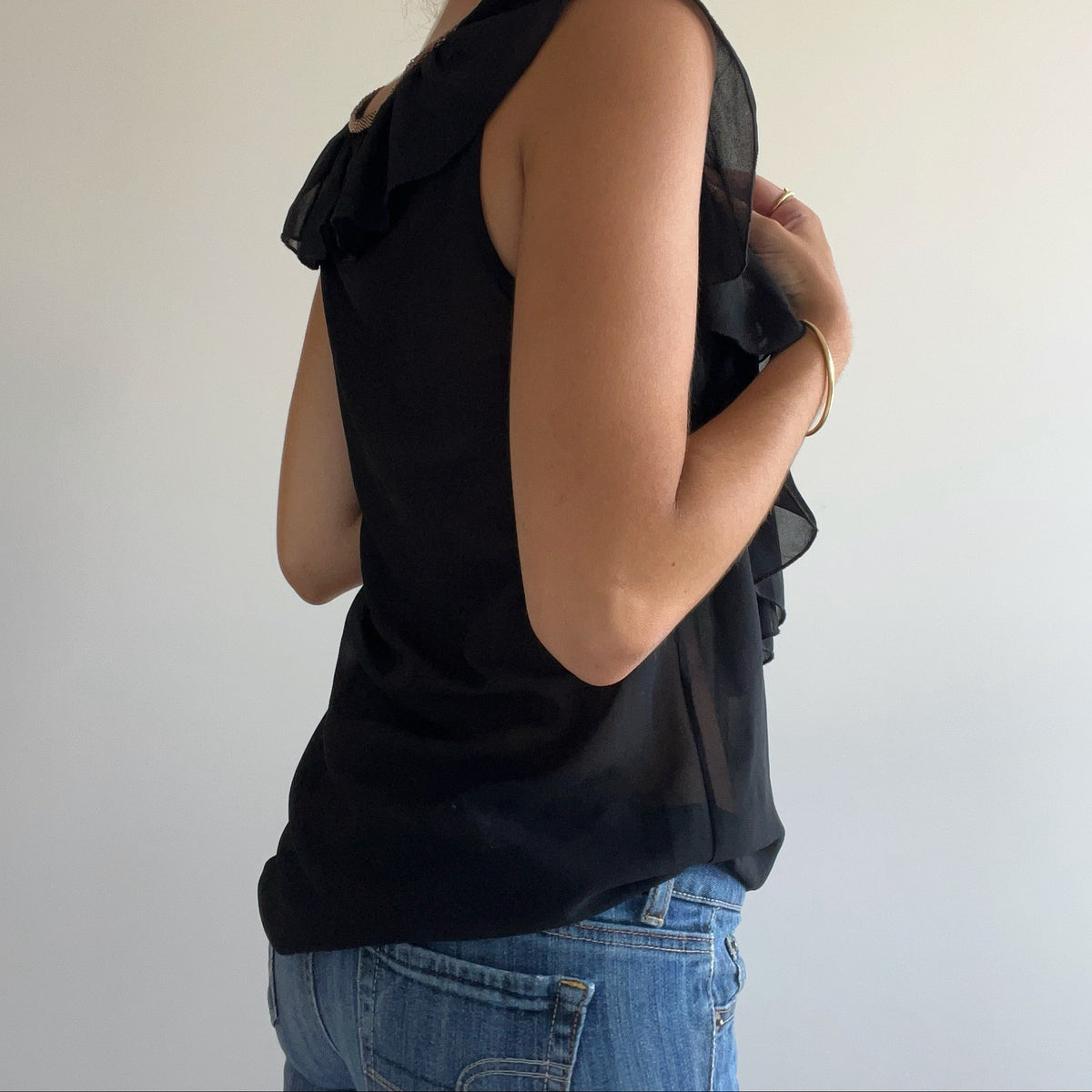 BLACK RUFFLE SLEEVE TOP