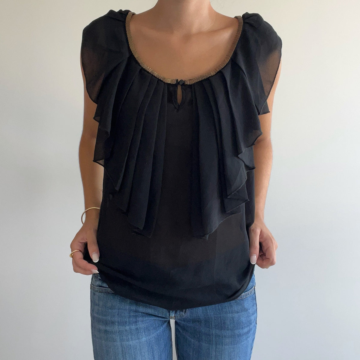 BLACK RUFFLE SLEEVE TOP
