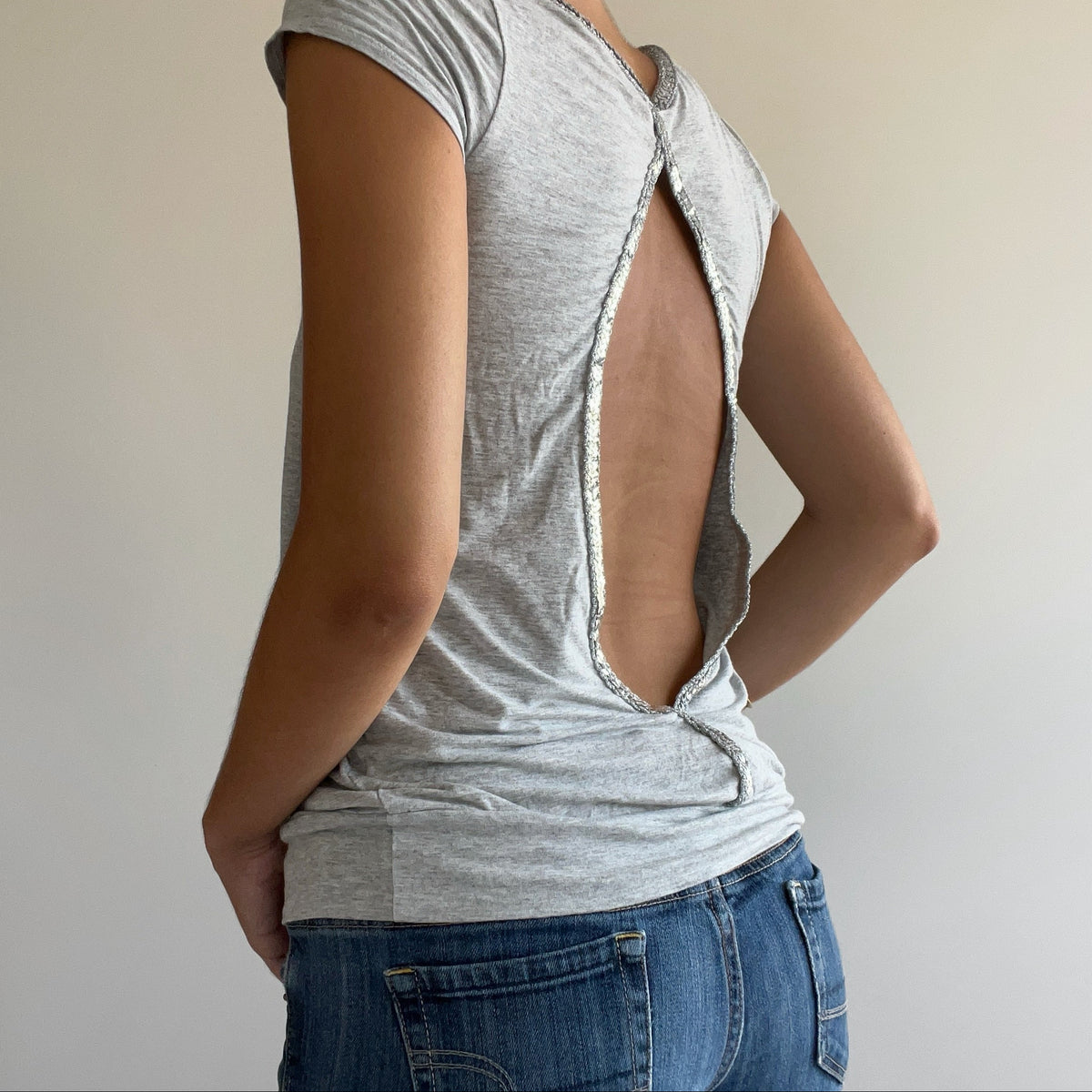 GREY OPEN BACK TEE
