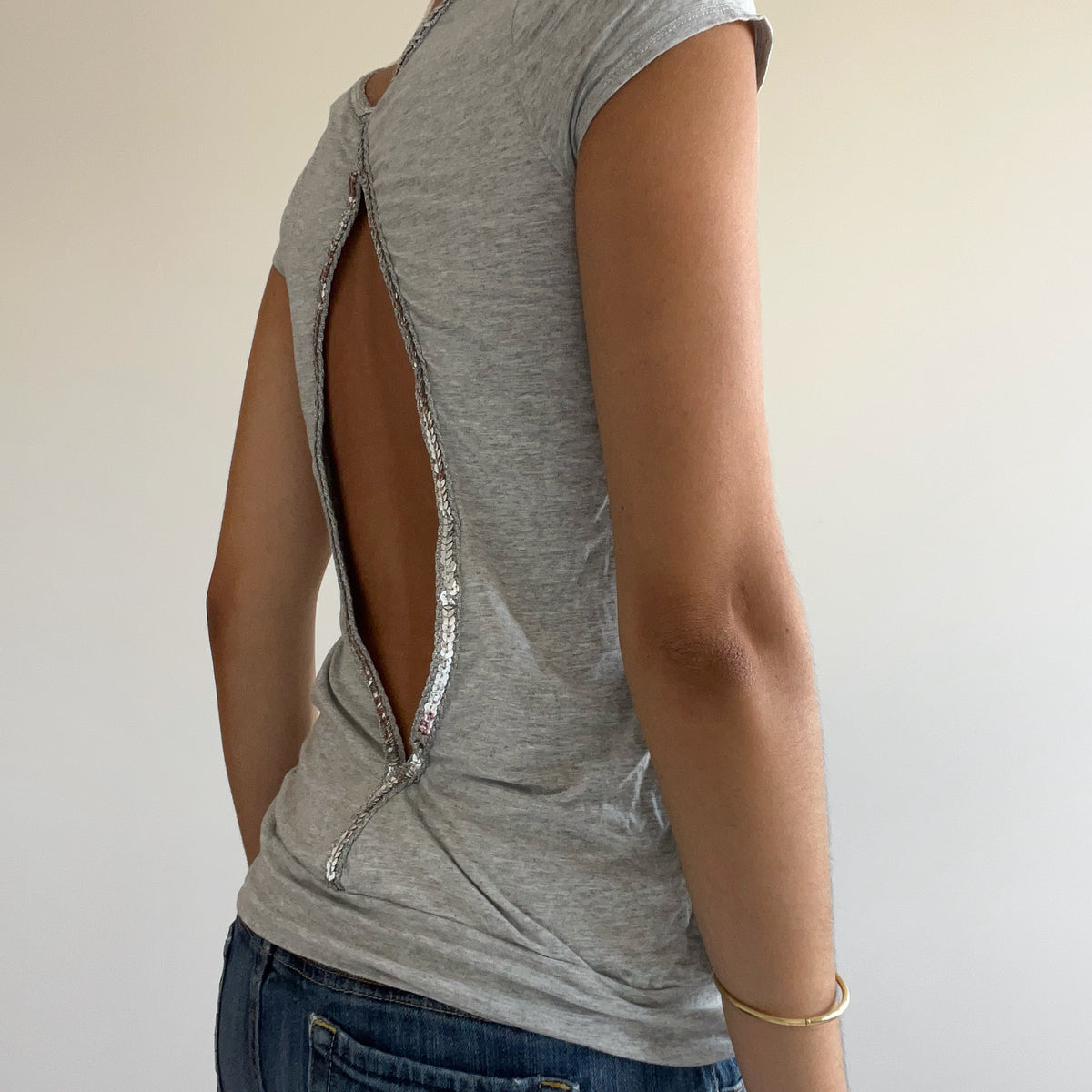 GREY OPEN BACK TEE