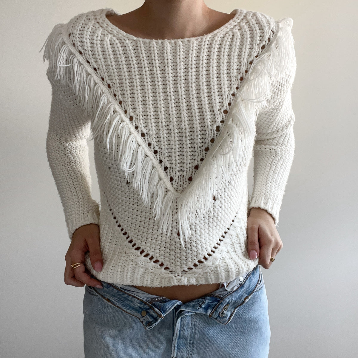 WHITE FRINGE JUMPER