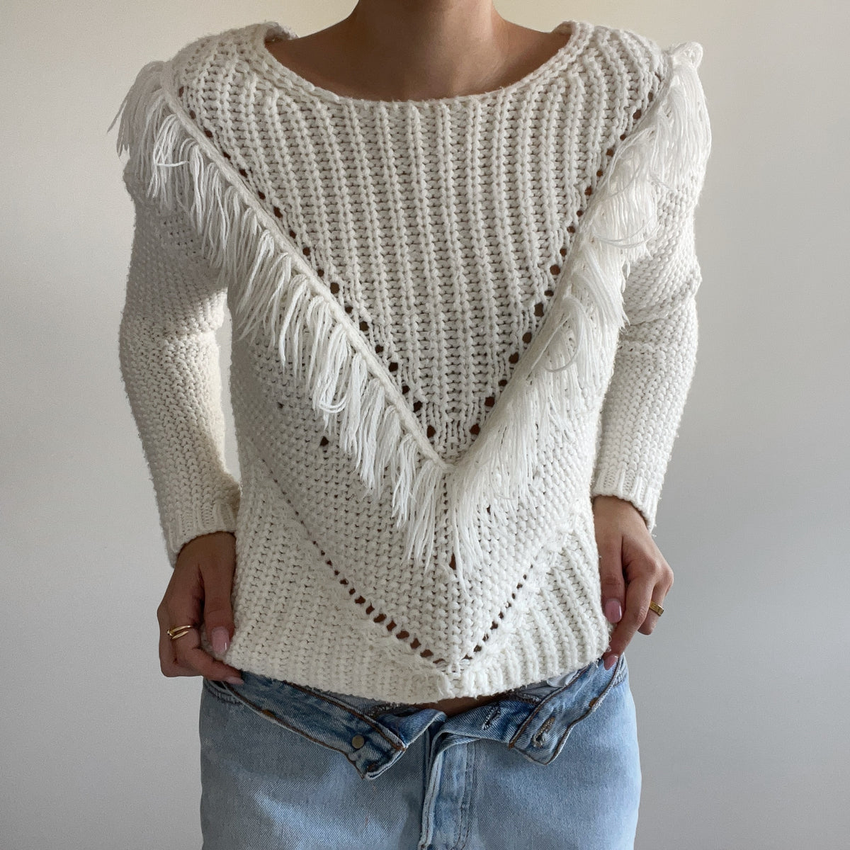 WHITE FRINGE JUMPER